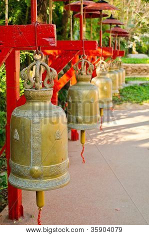 ระฆังโลหะขนาดใหญ่ในวัดไทย