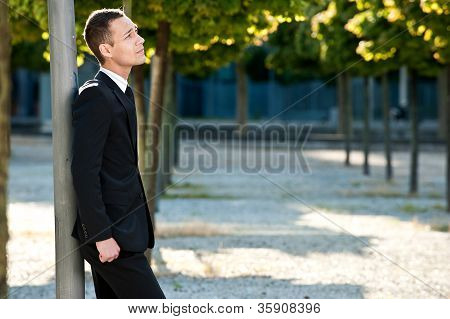 Unge forretningsmand i byparken