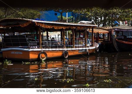 Alapuzha, Kerala, India-february 4, 2019. A Pleasure Boat And House-boat On The Seaweed-covered Rive