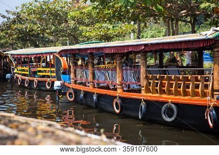 Kerala's Landmark Is A Pleasure Boat And House-boat On The Seaweed-covered River Channels Of Allapuz