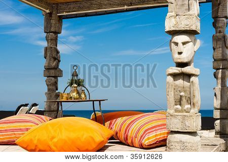 Baldacchino orientale su una spiaggia