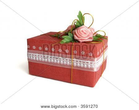 Caja roja y flores rosadas