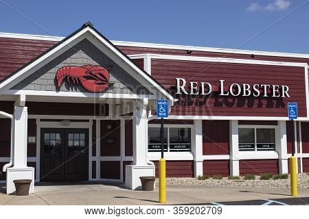 Indianapolis - Circa April 2020: Red Lobster Casual Dining Restaurant. Red Lobster Is Offering Call 