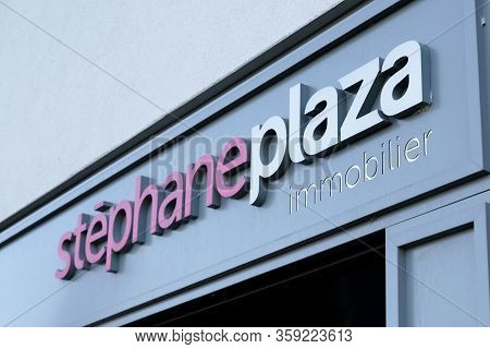 Bordeaux , Aquitaine / France - 11 13 2019 : Stéphane Plazza Sign Logo Real Estate Agency Store Spec