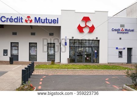 Bordeaux , Aquitaine / France - 01 20 2020 : Credit Mutuel Facades French Sign Bank Logo Office Sign
