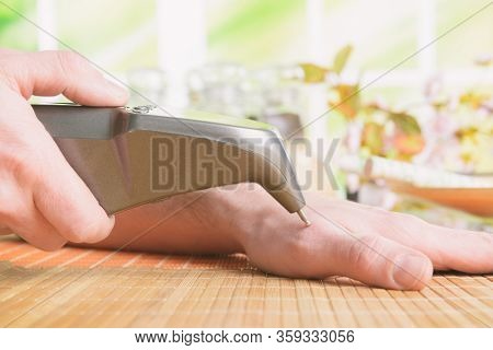 Finding an acupuncture point with electronic device which could be also used to apply lectroacupuncture, PENS