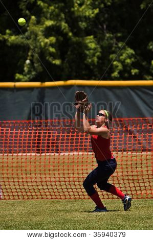 Ženy Softball hráč připravuje, aby úlovek v Outfield