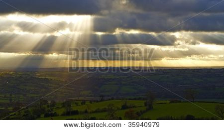Panorama di raggio di sole sopra rurale Derbyshire UK