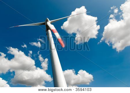 Turbina de vento e nuvens