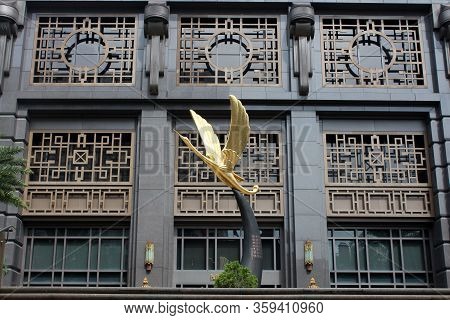 Central Region, Sg - Dec. 5: Parkview Square Golden Crane Statue On December 5, 2016 In Downtown Cor