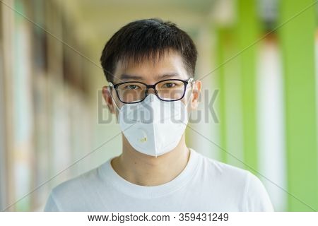 Handsomeman Wearing Face Mask Protect Filter Against Air Pollution (pm2.5) Or Wear N95 Mask. Protect
