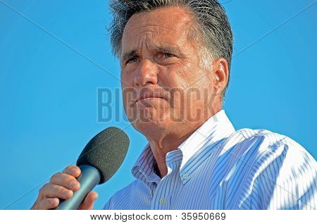 Mitt Romney dando un discurso