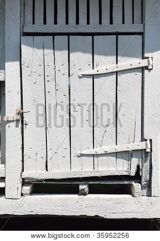 Vecchio bianco in legno porta della stalla