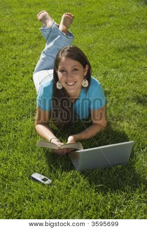 Chica en pasto con tecnología