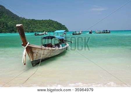 Båd On The Beach, loh Dalam Bay,