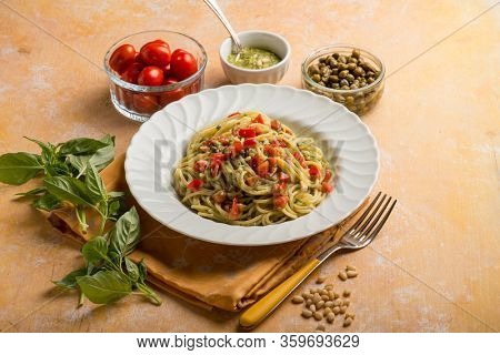 spaghetti with pesto sauce tomatoes fres and capers