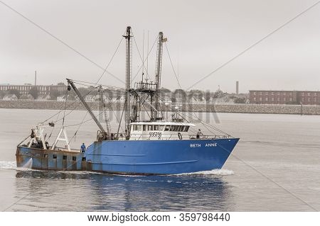 New Bedford, Massachusetts, Usa - September 15, 2018: Scalloper Beth Anne Homebound On Foggy Summer 
