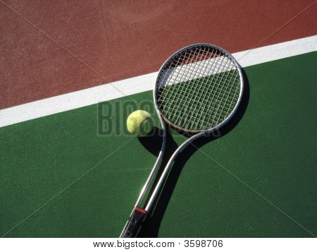 Raqueta y pelota en cancha