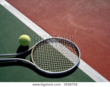 Raquetas de tenis y pelota en cancha