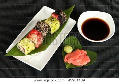Velsmagende Maki sushi - Roll på plade på måtten