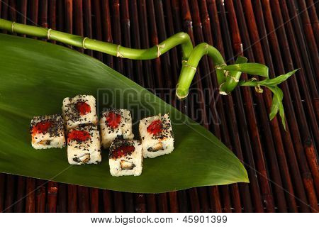 Velsmagende Maki sushi - Roll på grønne blade på bambus mat