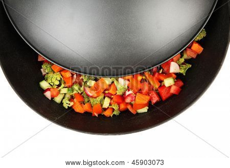 Ragù di verdure nel wok, isolata on white