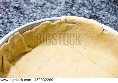 Details On A Pre-baked Pastry Before It Get Filled With Onion Sauce To Cook A Cake.
