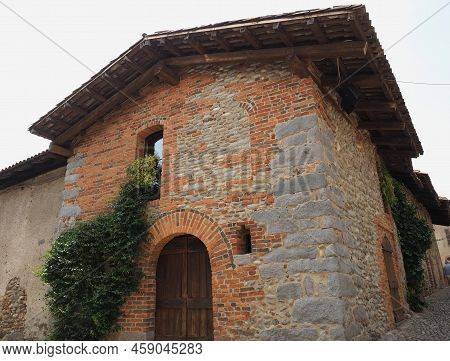 Ricetto Medieval Village In Candelo