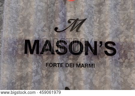 Cannes , Paca  France - 07 15 2022 : Masons Forte Dei Marmi Clothing Store Logo Brand Shop Front Ent