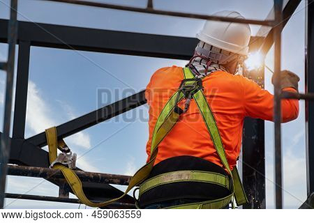 Industrial Steel Roof Truss Welder With Fall Arrestor Device For Worker With Hooks For Safety Body H