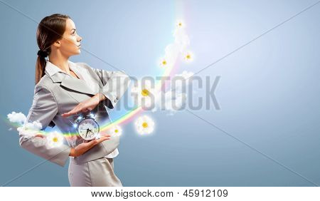 Immagine di giovane imprenditrice holding alarmclock sfondo illustrazione