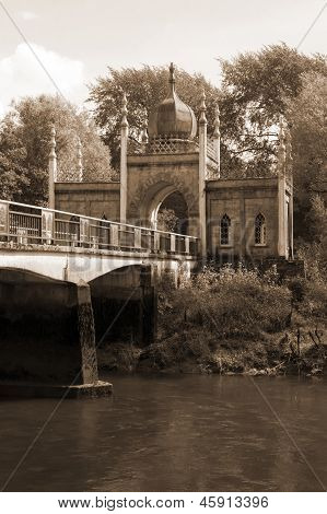 Pont et porte ornementale irlandais Lodge