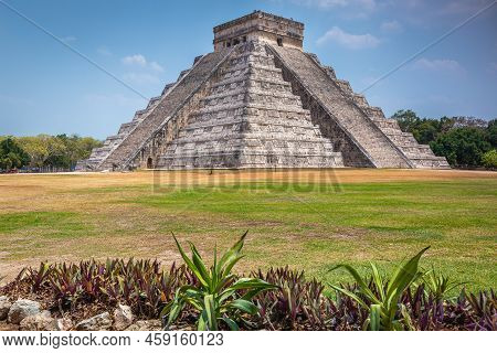 Chichen Itza Kukulcan Pyramid Old Ruin, Ancient Mayan Civilization, Yucatan, Mexico