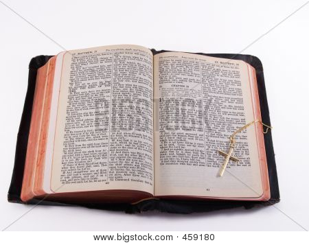 Vecchia Bibbia con Croce d'oro