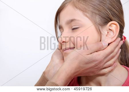 젊은 여 자가 마사지를 즐기는