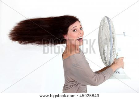 Brunette stod foran fan