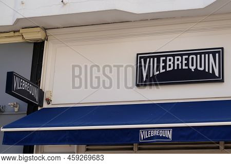 Saint-tropez , Paca  France - 08 01 2022 : Vilebrequin Logo Brand And Text Sign Wall Boutique Store 