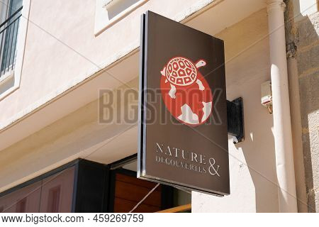 Bordeaux , Aquitaine  France - 07 25 2022 : Nature Et Decouvertes Brand Logo And Text Sign Store Fre