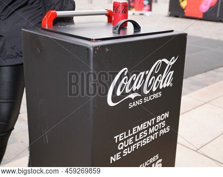 Bordeaux , Aquitaine  France - 07 28 2022 : Coca Cola Tasting In The Street In Commercial Animation 