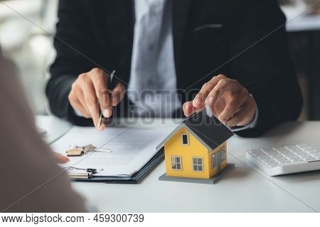 Real Estate Agents Are Carrying A Housing Model Of The Project To Be Forwarded To Customers As Home