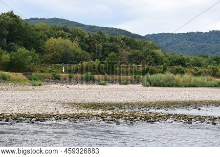 Dry Shore Of The Rhine Island Namedyer Werth