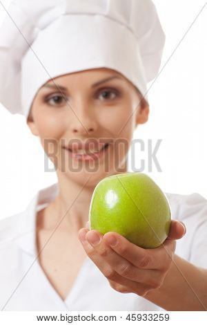 Smilende kvinde cook med apple, isoladed på hvid baggrund