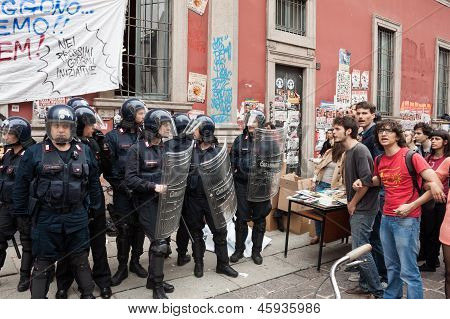 Alunos juntos para protestar em Milão