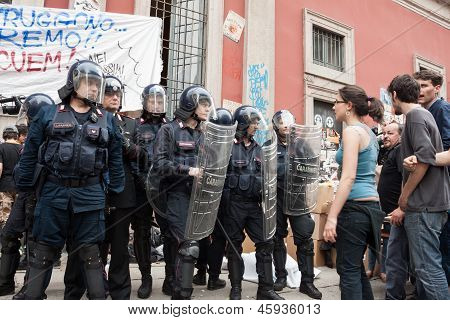 Alunos juntos para protestar em Milão