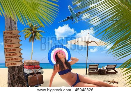 Jovem reaxing-se na praia no resort exótico conceito de viagem