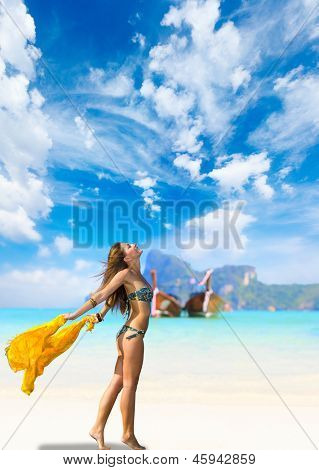 Jovem reaxing-se na praia no resort exótico