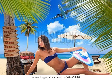 Jovem reaxing-se na praia no resort exótico conceito de viagem