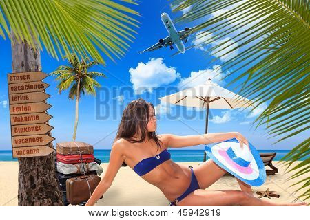 Jovem reaxing-se na praia no resort exótico conceito de viagem