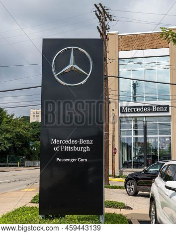 Pittsburgh, Pennsylvania, Usa August 7. 2022 The Mercedes Benz Of Pittsburgh Dealership Sign In Fron