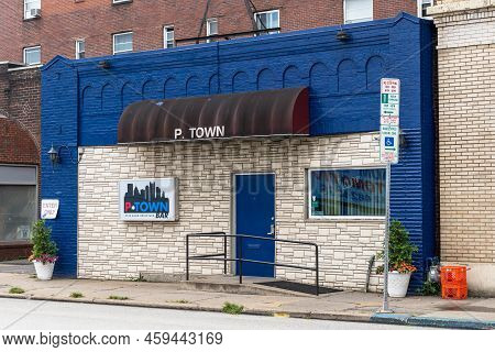 Pittsburgh, Pennsylvania, Usa August 7. 2022 The P. Town Bar On Baum Boulevard In The Shadyside Neig